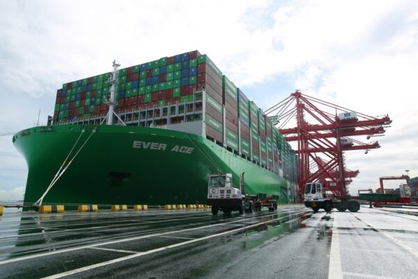 இலங்கைக்கு கொள்கலன்களில்