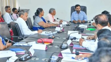 குடிமக்களுக்காக பாடுபடும் அரச அதிகாரிகள்