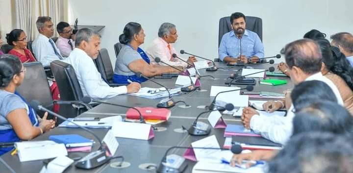 குடிமக்களுக்காக பாடுபடும் அரச அதிகாரிகள்