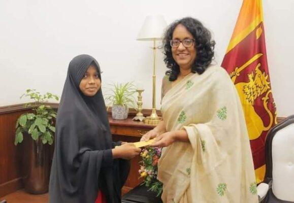 காத்தான்குடியில் இருந்து கொழும்புக்கு சைக்கிளில் பயணித்த 14 வயது மாணவி பாத்திமா நதா - சாதனை நிகழ்த்தும் நோக்கில்