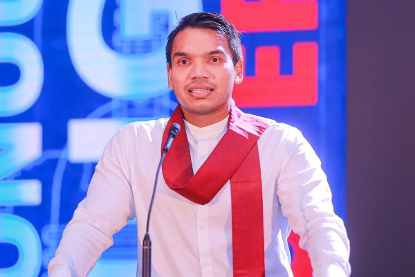 "அரசாங்கம் மூன்று வேளை உணவை வழங்கினால் போதுமானது" - நாமல்